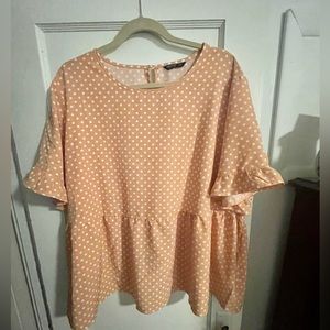 SALE 2/25, 3/30, 4/35!! SheIn Curve Peach Polkadot Peplum Top w/ ruffles sz 4XL
